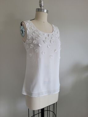 REITMANS white sleeveless camisole with 3D floral appliqués and beads